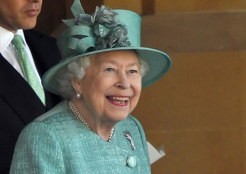 Анджела Кели е получила специално разрешение от кралицата да допише своята книга