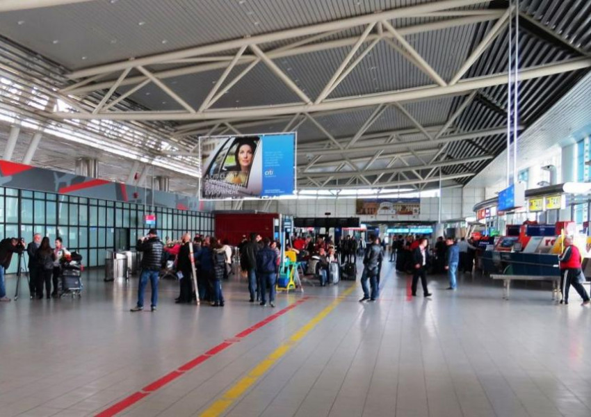 Самолет на нискотарифна компания кацна аварийно на летище София