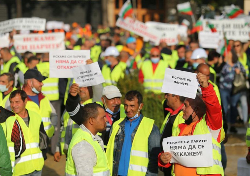 В цяла България работници от пътностроителните фирми протестират! Има блокирани пътища!