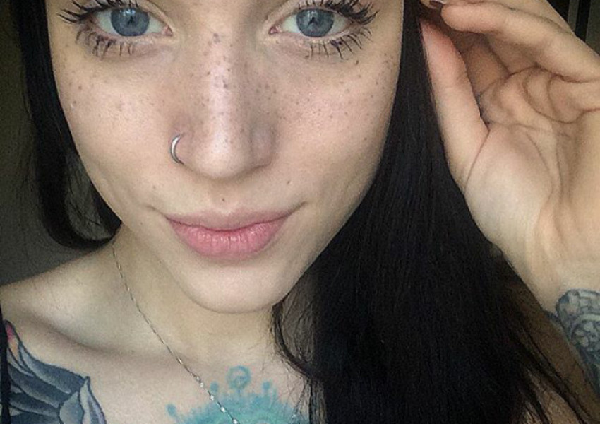 Нова мода: Татуиране на лунички по лицето (СНИМКИ)