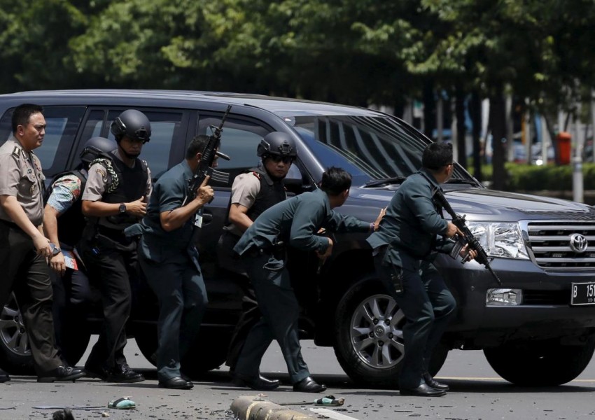 Поне 7 убити при експлозиите и престрелките в Джакарта