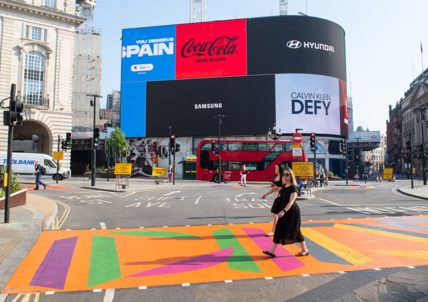 Piccadilly Circus преобразен с произведения на изкуството 