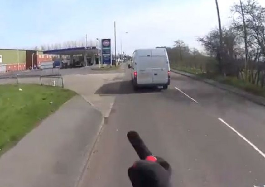 Шофьор на ван се сби с колоездач насред пътя в Стафордшър
