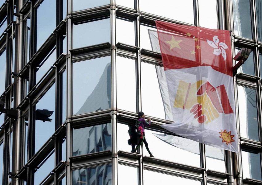 "Човекът паяк" Ален Робер изкачи небостъргач в Хонконг (СНИМКИ)