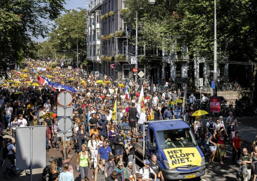 Мащабен протест в Амстердам срещу ограничителните ковид-мерки, десетки хиляди излязоха по улиците