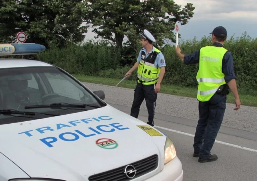 Български полицаи не признаха английската книжка на емигрант и свалиха номерата на автомобила му.