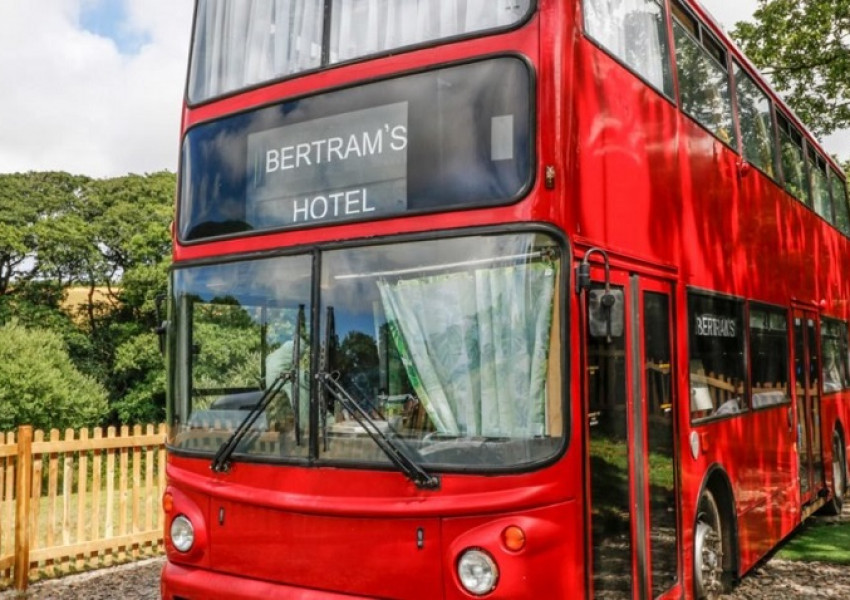 Стар английски автобус се превърна в ретро хотел (СНИМКИ)