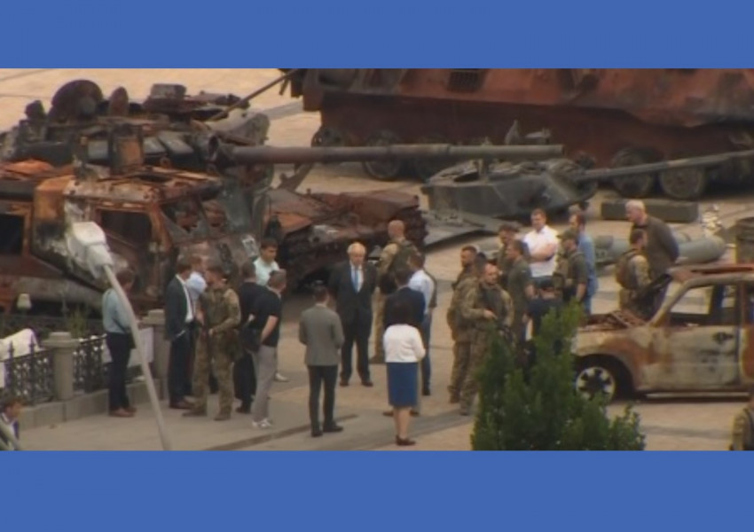 Борис Джонсън на тайно посещение в Украйна, Зеленски му показа изгорели руски танкове