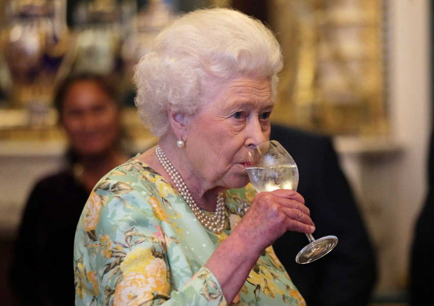 Британската кралица Елизабет Втора спира алкохола