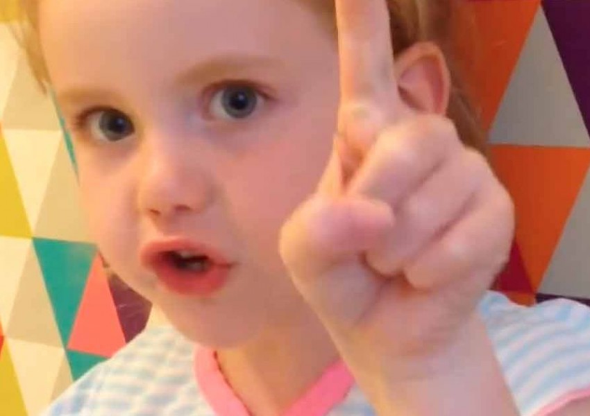 5-годишно момиченце размаха пръст на Тереза Мей (ВИДЕО)