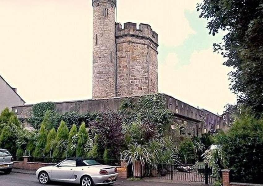 Този шотландски замък е по-евтин от апартамент в Лондон (СНИМКИ)