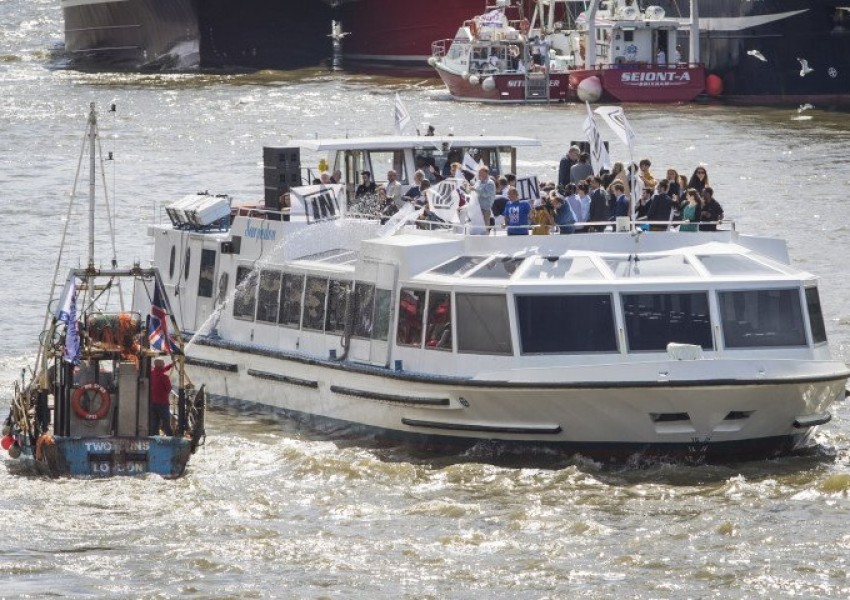 Найджъл Фарадж и Боб Гелдоф агитират за Brexit с флотилия по Темза (СНИМКИ)
