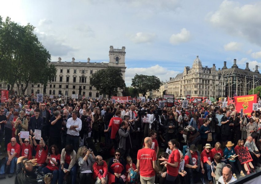 Стотици подкрепиха Джеръми Корбин с протест пред Парламента
