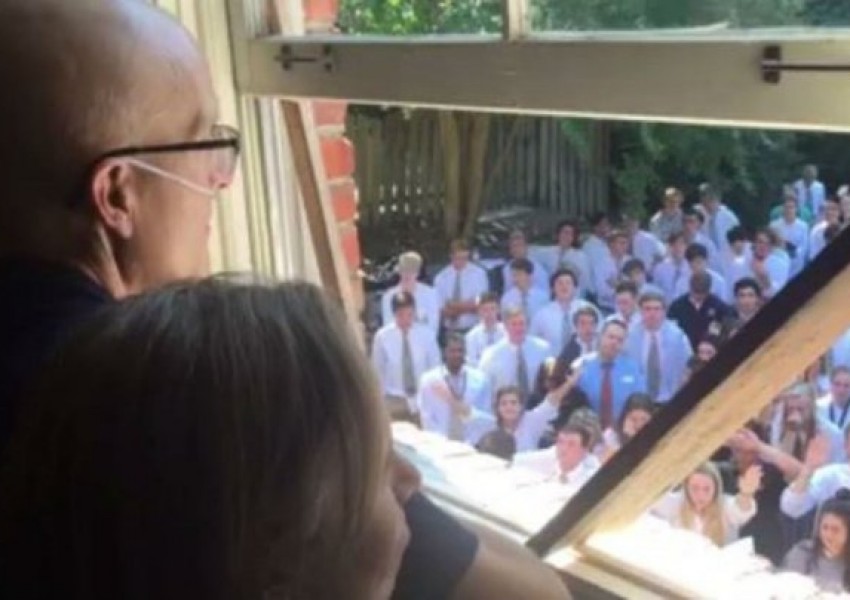 400 ученици пяха пред дома на болния си учител (ВИДЕО)
