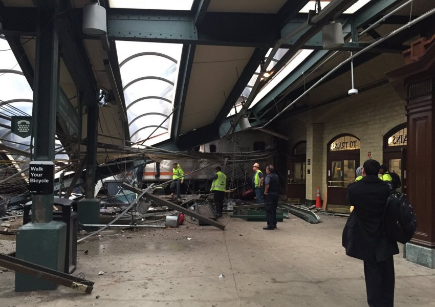 Пътнически влак се разби в гара в Ню Джърси (СНИМКИ)