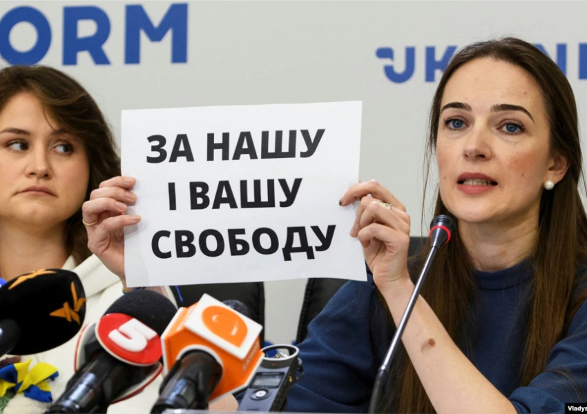 Украинска лауреатка на Нобелова награда поиска оръжия за Украйна и издигна плакат на който пишеше: "За нашата и вашата свобода"