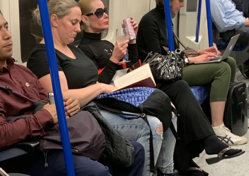 Kласа: Жена елегантно пийва розов джин от чаша в метрото в Лондон (СНИМКА)