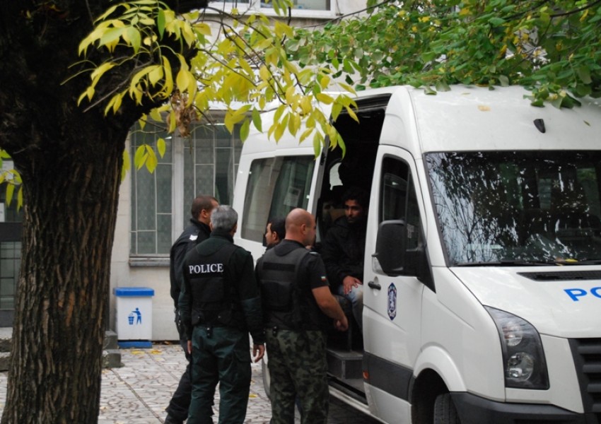 66 нелегални имигранти са заловени край Бургас