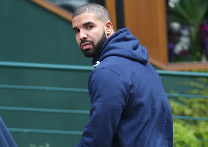 Drake изкълчи глезен