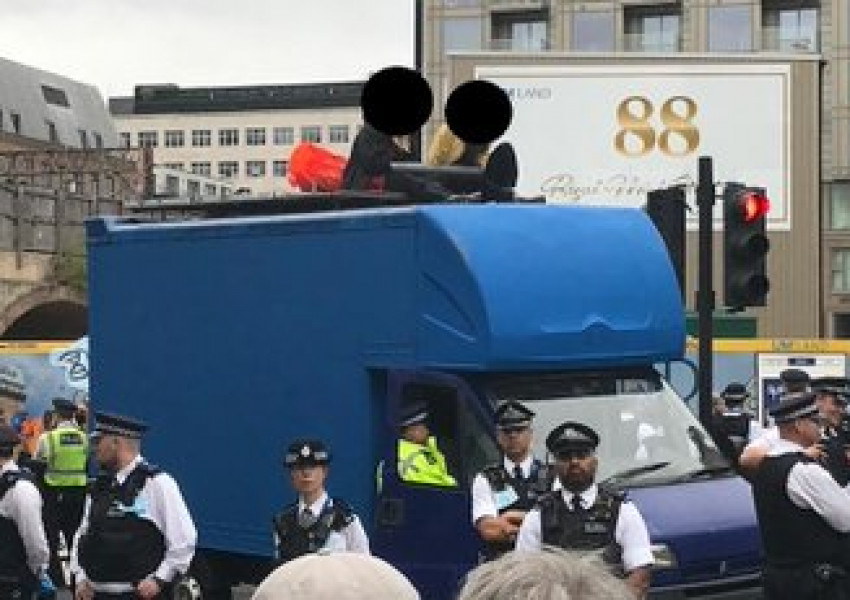 11 ареста за протестиращите блокирали Tower Bridge 