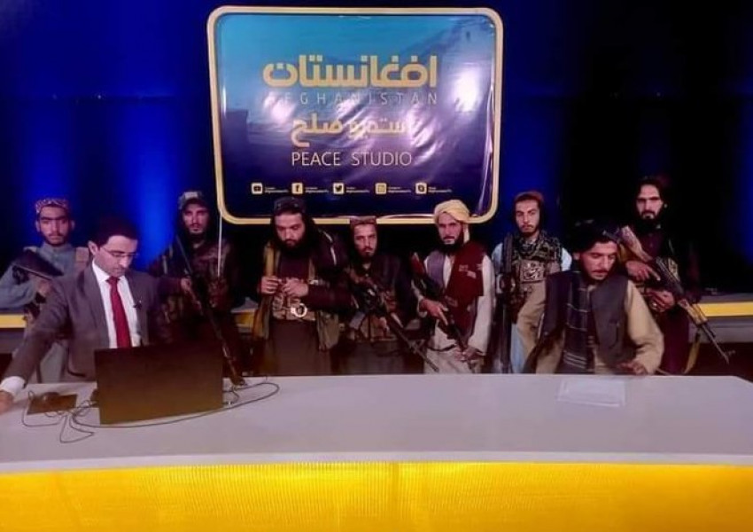 Афганистански хроники: Телевизионен водещ чете новини под зоркия поглед на талибански войници