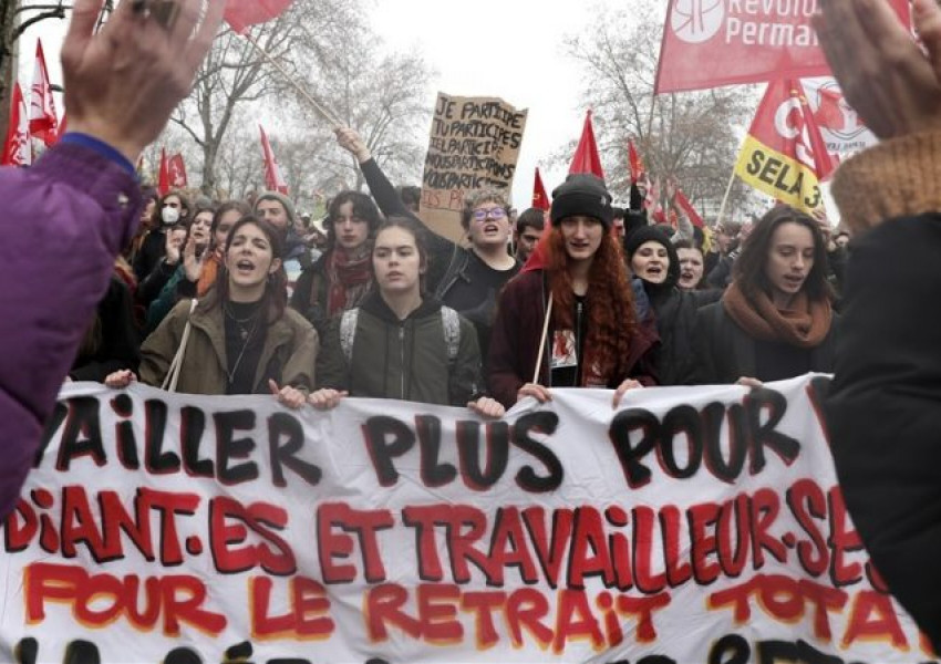 Националната стачка във Франция намали производството на електроенергия и блокира работата на рафинериите в страната