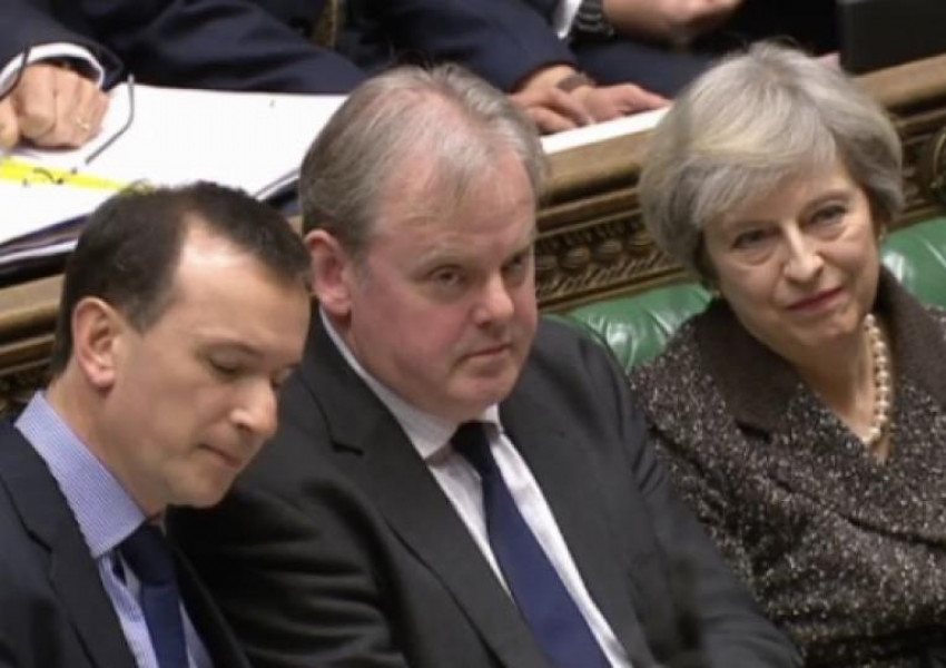 И държавният министър на отбраната на Великобритания Гуто Беб подаде оставка