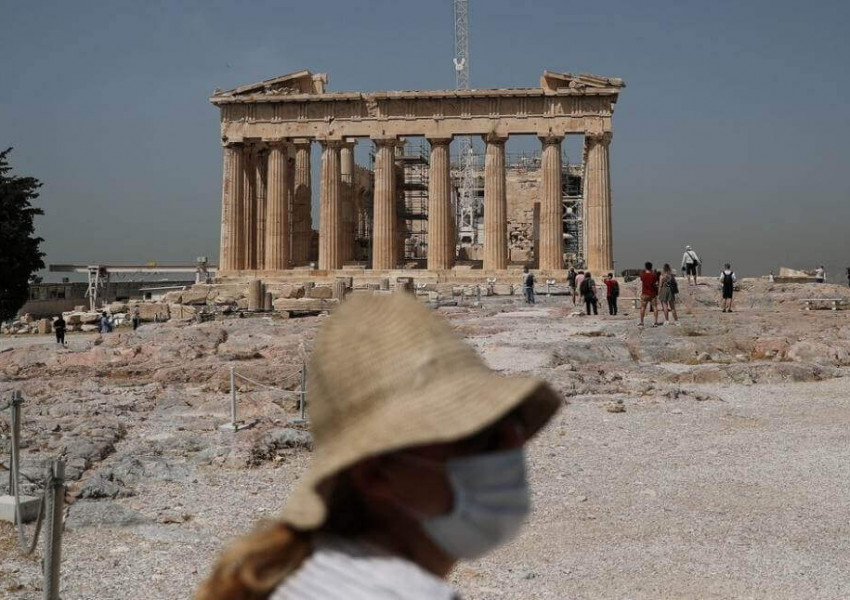 Гърция е "ударена" от ковид-делта, връща някои ограничения