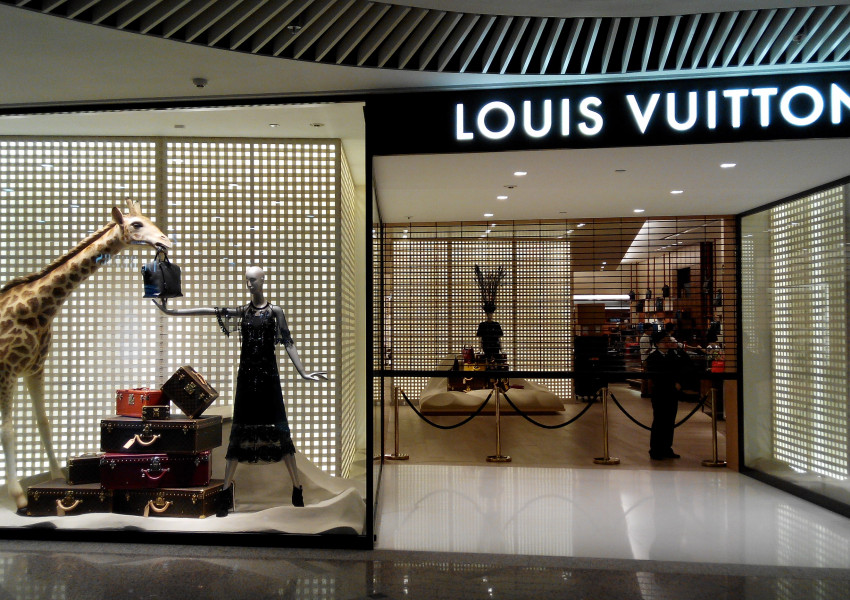 Louis Vuitton купи Christian Dior 