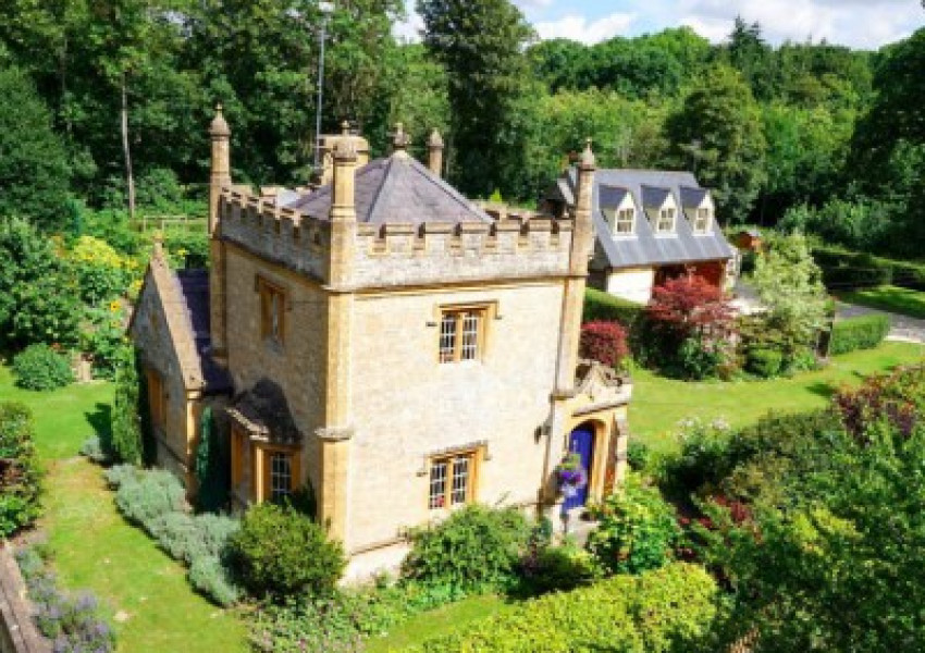 Продават най-малкия замък във Великобритания 