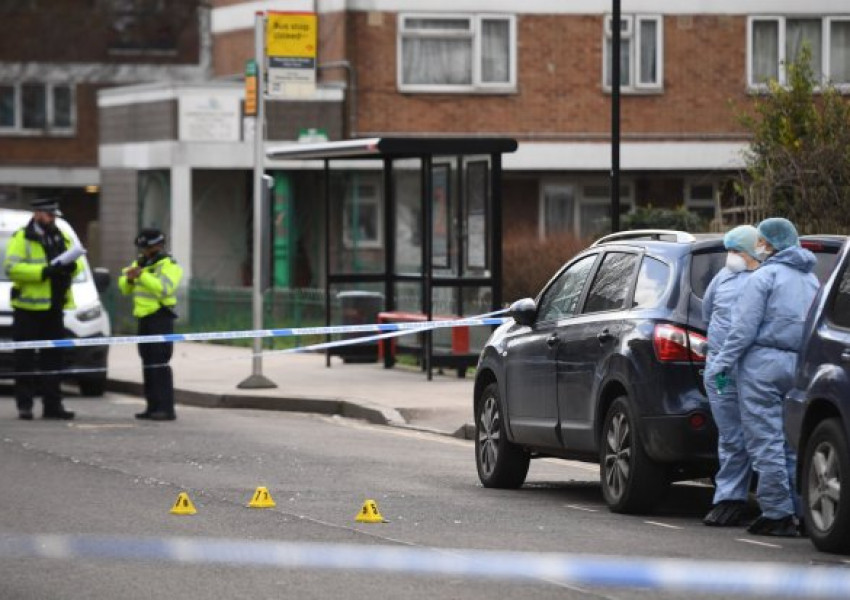 Полицията стреляла 13 пъти по обирджията в източен Лондон