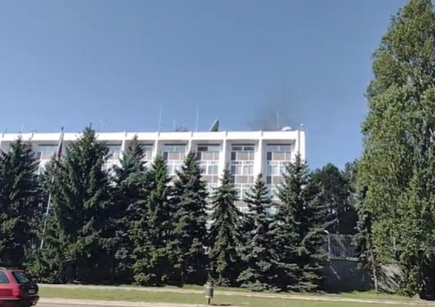 ИЗВЪНРЕДНО: Черен пушек се изви над Посолството на Русия в София