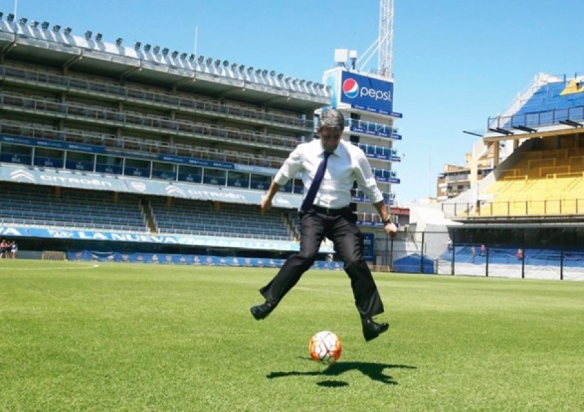 Плевнелиев демонстрира футболни умения на стадион "Бомбонера" в Буенос Айрес
