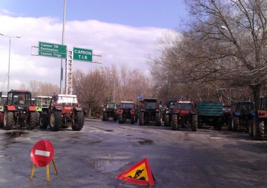 Изтеглят тракторите на гръцките фермери от границата