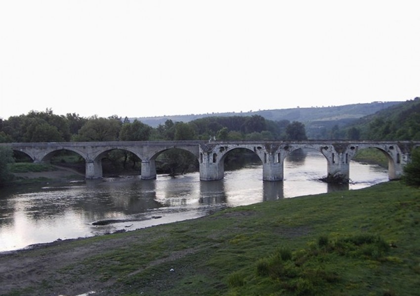 Емблематичен мост на Колю Фичето се руши (СНИМКИ)