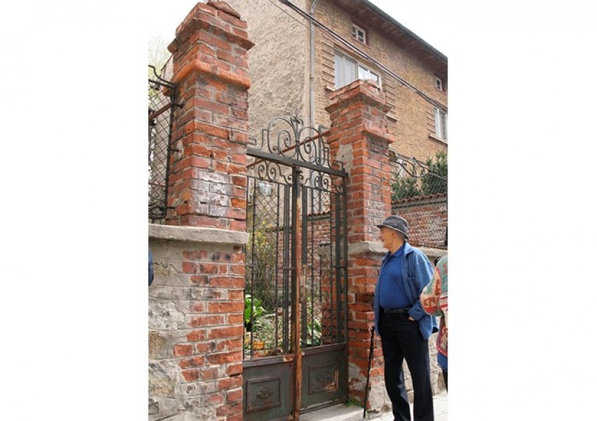 Тед Кочев се просълзи пред родната къща на баща си в Пловдив