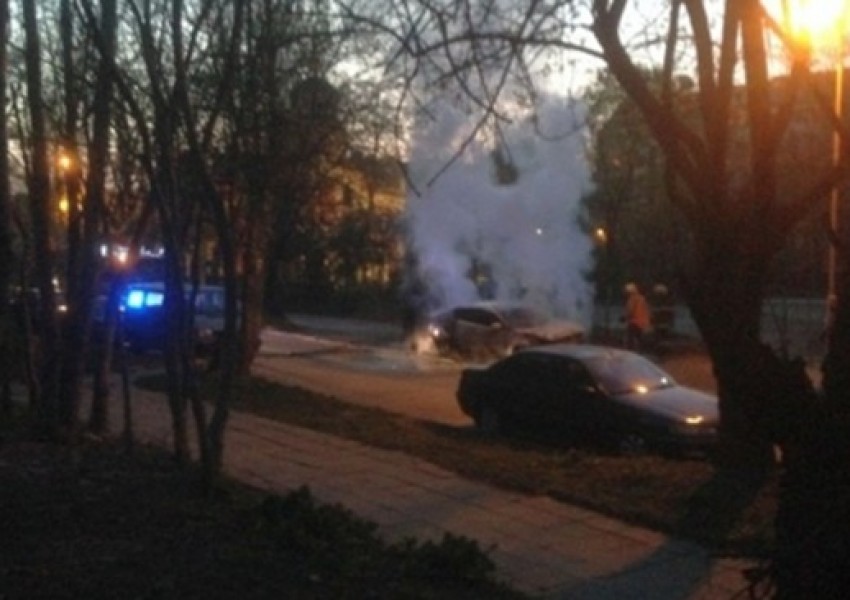 Запалиха кола, паркирана в близост до училище в София
