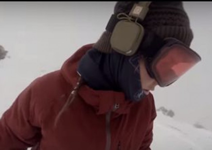Мечка преследва сноубордистка, докато се снима (ВИДЕО)
