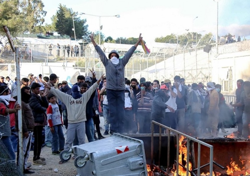 Бежанците в Лесбос атакуваха гръцки министър