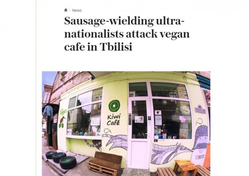 Екстремисти нападнаха с наденици вегански ресторант