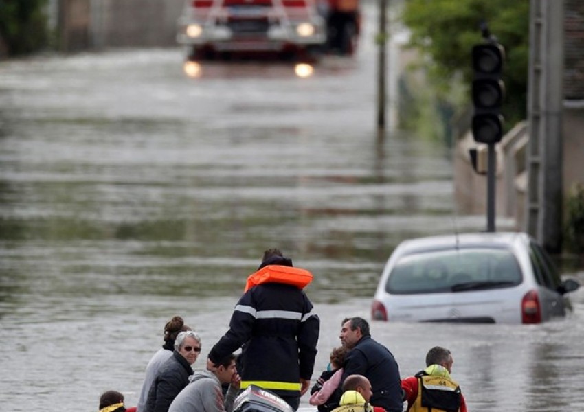 Хиляди евакуирани след наводненията във Франция