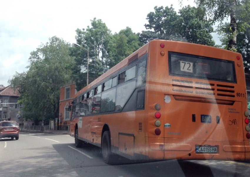 Чужденец се опита да обере жена в автобус 72 в София