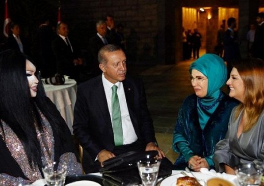 Ердоган вечеря с най-известната транссексуална в Турция
