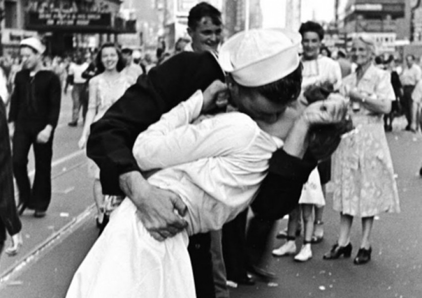 Почина жената от прочутата снимка "Целувката на свободата"