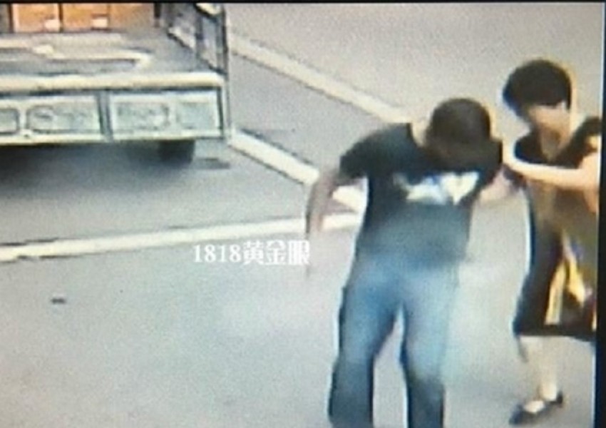 Дефектен телефон избухна в джоба на собственика си