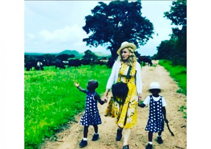 Мадона показа осиновените от нея близначки (СНИМКА)