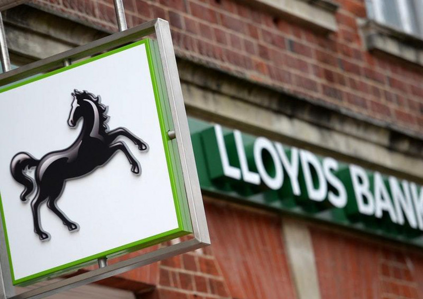Lloyds уволнява над хиляда свои служители.
