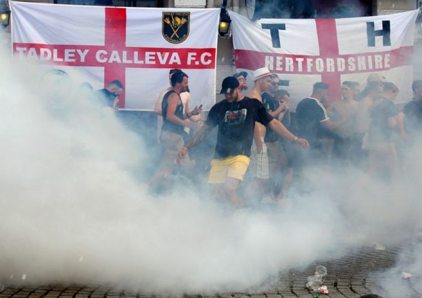 Британски футболни запалянковци втори ден вилнеят в Марсилия (СНИМКИ)