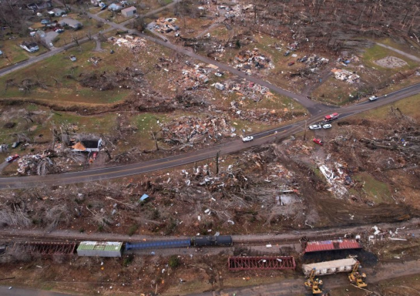 Жертвите на опустошителните торнада в САЩ може да достигнат 100 човека (СНИМКИ) 