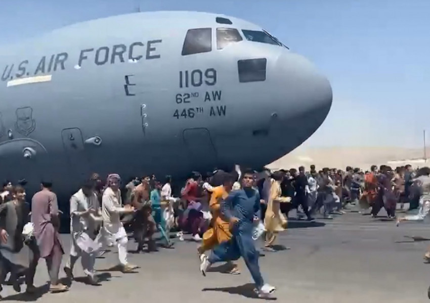 Великобритания изпраща още войски на летището в Кабул за да помогнат за евакуацията.